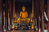 Chiang Mai - The Wat Phan Tao temple. The Buddha statue of the main altar of the Wihan.